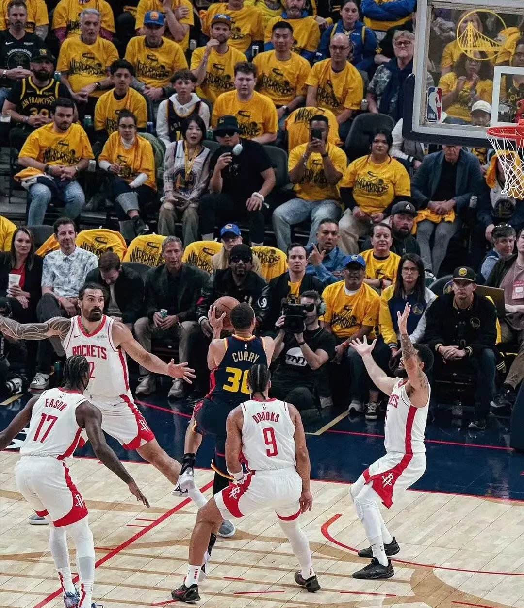 九游体育-勇士带队取胜!,阿扎伦卡重要时刻大比分获胜赛场气氛高涨-九游体育