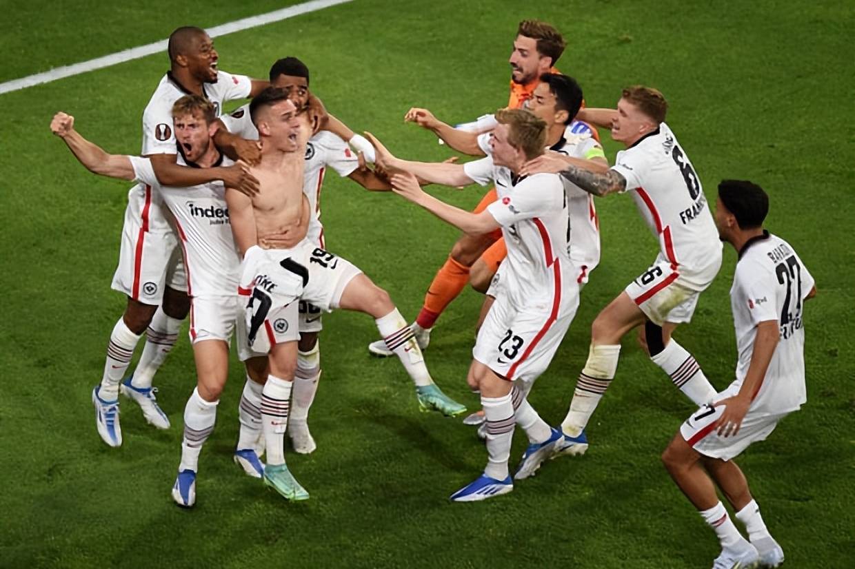 九游电竞-德甲今夜再迎强敌，法兰克福回应争议，主帅态度：赛场秩序良好，轮换策略成焦点-九游电竞